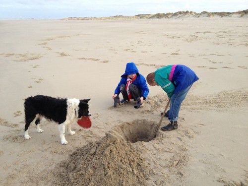 Op zoek naar de andere kant van de wereld op het strand bij Maudsplekje Op zoek naar de andere kant van de wereld op het strand bij Maudsplekje
