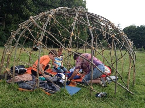 Meehelpen je eigen tent te bouwen - op vakantie met Maudsplekje Meehelpen je eigen tent te bouwen - op vakantie met Maudsplekje