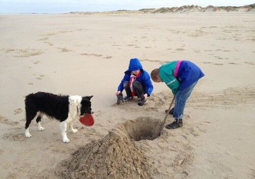 Op zoek naar de andere kant van de wereld op het strand bij Maudsplekje Op zoek naar de andere kant van de wereld op het strand bij Maudsplekje