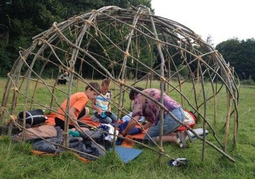 Meehelpen je eigen tent te bouwen - op vakantie met Maudsplekje Meehelpen je eigen tent te bouwen - op vakantie met Maudsplekje